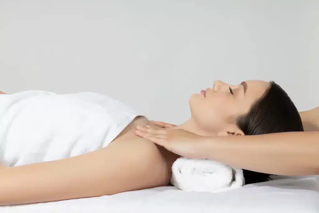 Massage du cou contre les douleurs cervicales